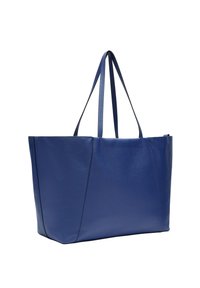 Sac fourre-tout en cuir bleu avec une forme structurée, doté de deux longues poignées et d'une finition texturée, adapté à un usage quotidien.