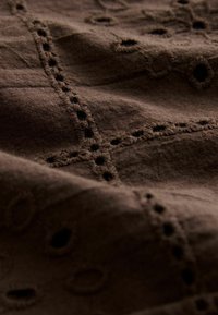 REGULAR FIT-TEXTURED BRODERIE SHORT SLEEVE - Košile - chocolate brown