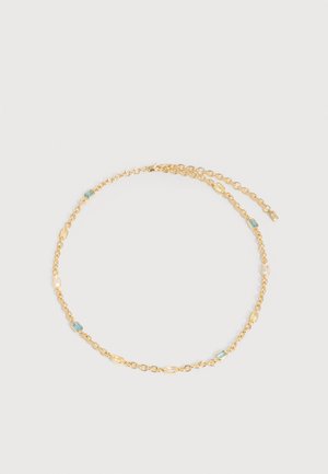 Collana a catena d'oro con piccole pietre preziose rettangolari blu, gialle e trasparenti distribuite uniformemente lungo gli anelli, con chiusura regolabile.