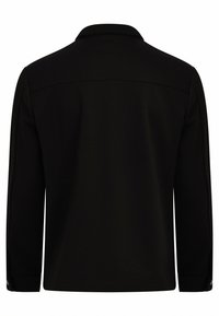 Zwart hemd met lange mouwen, voorzien van een platte kraag, een soepele textuur en minimalistische stikseldetails op de schouders en manchetten.