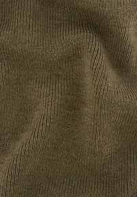 Tissu côtelé marron avec une texture douce, présentant des lignes verticales et un léger éclat, adapté aux vêtements ou aux applications de tapisserie.