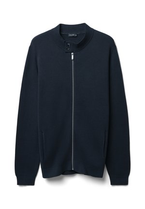 Cardigan blu navy realizzato in materiale lavorato a maglia, con un alto colletto, chiusura frontale con zip e due tasche laterali. Texture liscia, design casual.