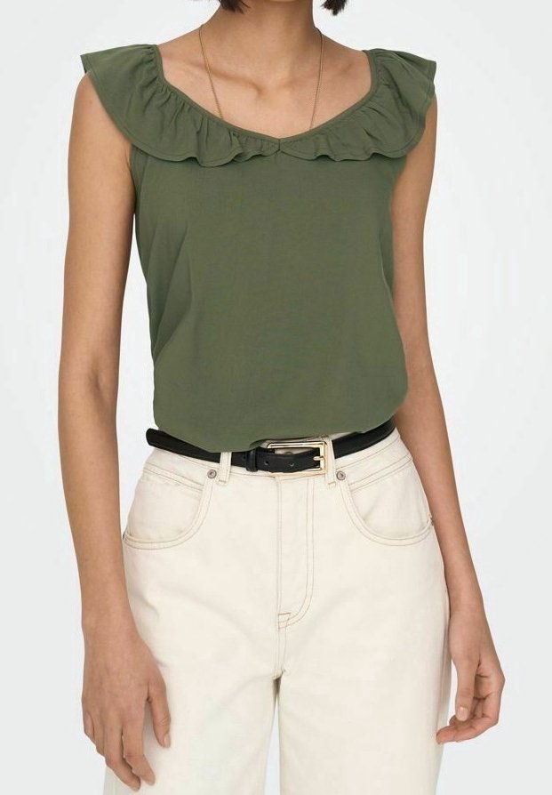 Top senza maniche color verde oliva con scollatura a volant, indossato con pantaloni di colore crema e una cintura nera. Tessuto morbido, design attillato.