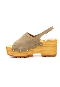 Zoccoli in suede beige con piattaforma, bordo scallopato, borchie dorate e base in legno. Presentano una cintura posteriore e una suola testurizzata.