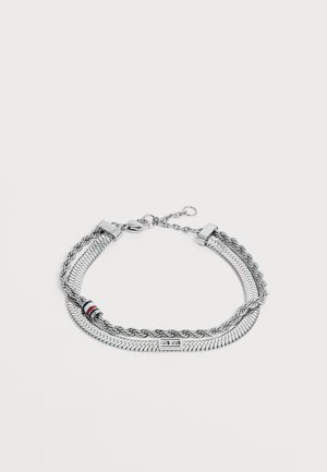 Silberfarbiges Armband mit zwei ineinander verschlungenen Ketten, eine im Schlangenstil und eine gedrehte Kordel, mit einer kleinen rot-weiß-schwarzen Perle und einem Verschluss.