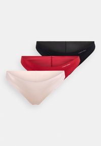 Tris besiūlių moterų bikini kelnaičių juodos, raudonos ir šviesiai rožinės spalvos, kiekvienos su mažuoju „Calvin Klein“ logotipu ant klubo.