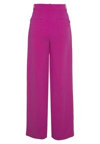 Fuchsia weite Hosen mit glatter Textur, hoher Taille, zwei Gesäßtaschen und Gürtelschlaufen für eine verstellbare Passform.