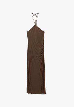 Robe maxi sans manches marron avec des bretelles réglables, présentant une texture drapée et une silhouette ajustée. Tissu doux.