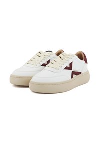 Sneakers bianchi in pelle con un accento bordeaux, superficie testurizzata, punta rotonda e suola in gomma beige. Presentano lacci beige e logo sulla linguetta.