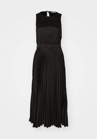 Rochie maxi fără mâneci, neagră, cu pliuri, cu talie ajustată și decolteu rotund, realizată dintr-un material neted, ușor lucios.