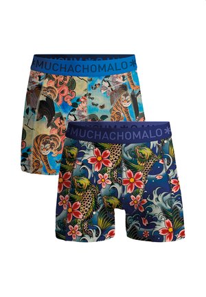 Dva páry boxeriek s modrými pásmi v páse označenými slovom „MUCHACHOMALO“; jeden má vzor tigra a kvetov, druhý vzor koi kaprov a kvetov.