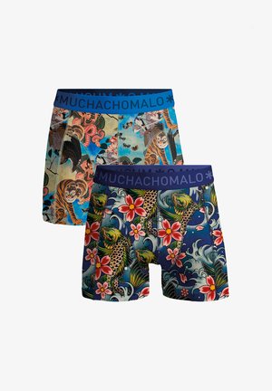 Deux paires de boxers avec des ceintures bleues portant l'inscription "MUCHACHOMALO" ; l'une présente un motif de tigre et de fleurs, l'autre des poissons koi et des fleurs.