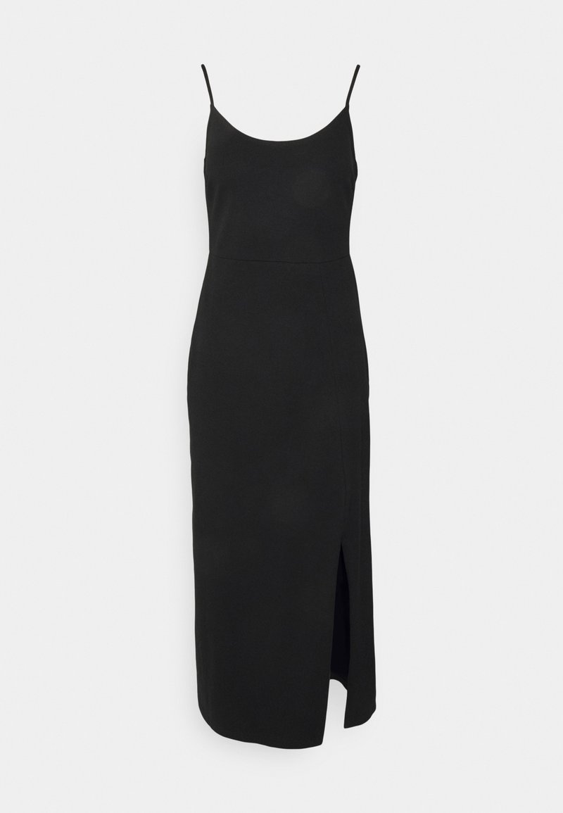 Czarna, midi sukienka bez rękawów z cienkimi ramiączkami i rozcięciem z przodu na białym tle.