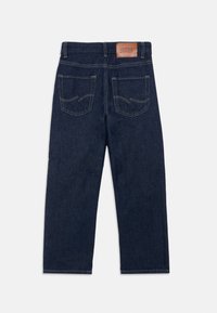 Mørkeblå denimjeans med rett ben, med et lærmerke på linningen og to baklommer med sømdetaljer.