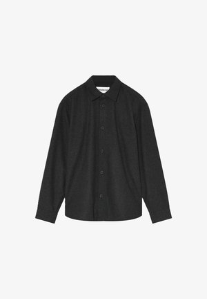 Čierna košeľa na gombíky s ostrým golierom, dlhými rukávmi a voľným strihom, vyrobená z textúrovaného materiálu a s prednými gombíkmi.