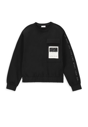 Czarny skrócony sweatshirt z miękkiego materiału, z kieszenią z przodu z nadrukowaną łatą i tekstem wzdłuż lewej rękawa. Elastyczny dół i mankiety.