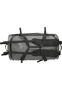 Harmaa duffel-laukku mustilla hihnoilla ja metalliosilla, sylinterimäinen muoto ja läpinäkyvä tasku sivussa. Kestävä materiaali, jossa on sileä pinta.