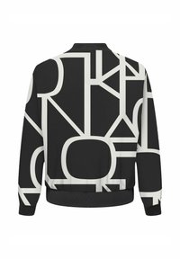 Črna majica s kapuco z velikim belim geometrijskim vzorcem, rebrastimi manšetami in robom, okroglo ovratnico ter gladkim, teksturiranim materialom.