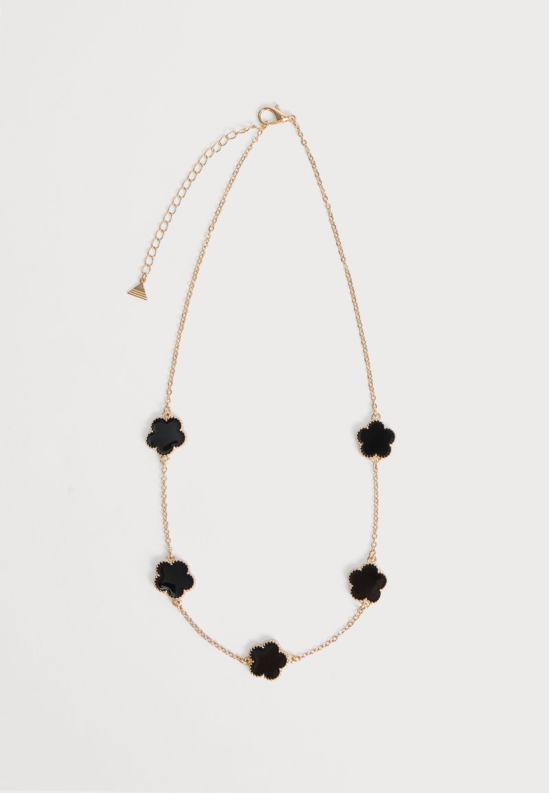 Collier délicat en chaîne d’or avec cinq pendentifs noirs en forme de trèfle à quatre feuilles, espacés uniformément, et fermoir ajustable.