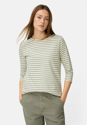 Gestreepte, lichtbeige en olijfgroene shirt met lange mouwen, gemaakt van zachte stof met een relaxte pasvorm, gecombineerd met olijfgroene broeken.