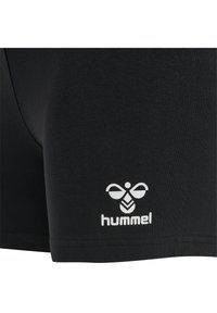 Svarta sportshorts i smidigt tyg, med en vit "hummel"-logotyp och en bikupedesign nära nederkanten. Enkel, åtsittande passform.