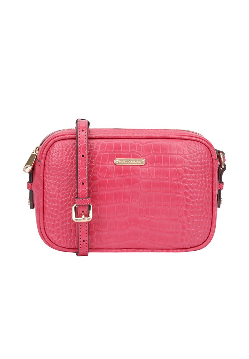 Roze textuur crossbody tas met verstelbare schouderband, gouden rits en rechthoekig metalen logo plaatje op de voorkant.