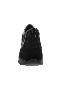 Scarpa in suede nera con chiusura a zip, dettagli testurizzati e punta arrotondata. La parte posteriore mostra una suola nera liscia e delicate perforazioni.