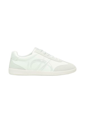 Witte lage sneaker met veters aan de voorkant, lichtgrijze suède details en subtiel glanzend logo aan de zijkant, getoond vanaf de buitenkant.