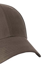 Gorra de tela marrón con una textura suave, visera curva y detalles cosidos en la parte superior. Sin logotipos ni herrajes visibles.