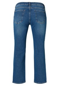 Vue arrière de jeans en denim bleu présentant deux poches arrière, une taille avec passants de ceinture, et des jambes légèrement évasées.