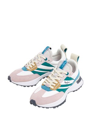 Sneaker realizzati in suede e mesh nei colori rosa, verde acqua e bianco. Presentano un design a strati, punta rotonda, lacci piatti e un dettaglio con il marchio sulla linguetta.