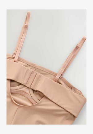 Nude-farvet shapewear med justerbare stropper, en bred elastik, hægteslås og en glat tekstur med en scoop-udskæring.