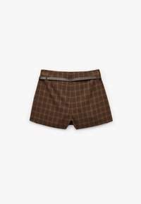 Pantalones cortos de cuadros marrones hechos de una tela con una textura suave. Cuentan con un cinturón con una hebilla sencilla y un corte entallado con un acabado dobladillo.
