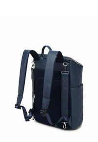 Tmavě modrý texturovaný kožený batoh s nastavitelnými popruhy, horním madlem a hlavní přihrádkou na zip. Vyznačuje se moderním, strukturovaným tvarem.