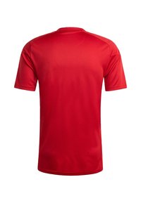 Απλό κόκκινο αθλητικό κοντομάνικο μπλουζάκι που φαίνεται από πίσω, με στρογγυλή λαιμόκοψη και απαλό ύφ ασμα.