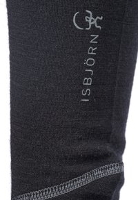 Svart termisk underlager med ribbad textur, förstärkt sömnad och en tryckt logotyp "ISBJÖRN" på sidan.