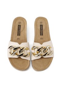 Infradito beige con una fascia in pelle testurizzata e un accentuato dettaglio in catena dorata. Soletta beige morbida con etichetta del marchio. Taglia 37.