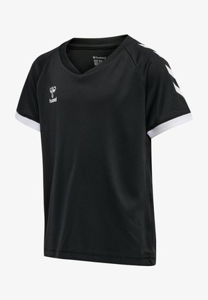 Maillot de sport noir à manches courtes avec bord blanc sur les manches, bandes chevrons blanches sur les épaules et logo abeille Hummel blanc sur la poitrine.