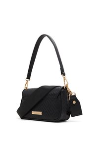 Borsa a spalla in pelle nera con una texture a motivo, hardware dorato, tracolla regolabile e forma rettangolare. Include un dettaglio con etichetta laterale.