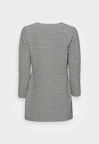 Túnica gris de mangas largas con un sutil patrón de rayas, cuello redondo y aberturas en los laterales del dobladillo. Tejido suave con una textura lisa.
