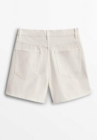 Short en denim écru avec deux poches à l'arrière, passants pour ceinture et coupe légèrement ample, présenté de dos sur un fond uni.