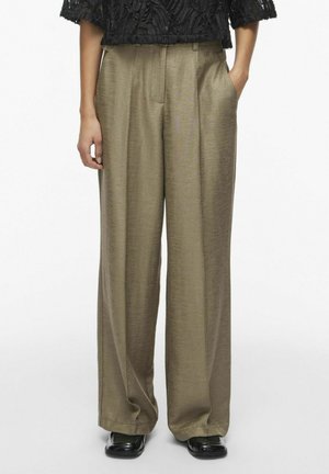 Pantalones de pierna ancha en verde oliva claro, hechos de una tela suave con un sutil brillo, que cuentan con pliegues frontales y bolsillos laterales.