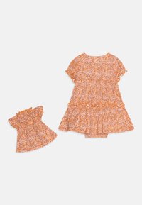 Oranžový květinový komplet šatů, který obsahuje větší šaty s krátkými volánkovými rukávy a odpovídající menší šaty s nabráným živůtkem.