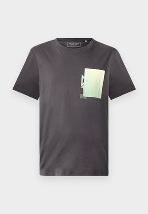 Γκρι βαμβακερό t-shirt με στρογγυλή λαιμόκοψη, με μια μινιμαλιστική πράσινη και μπλε εκτύπωση στο αριστερό μέρος του στήθους. Κοντά μανίκια.