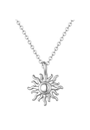Pendente a forma di sole in argento con raggi ondulati su una collana a catena fine contro sfondo bianco.