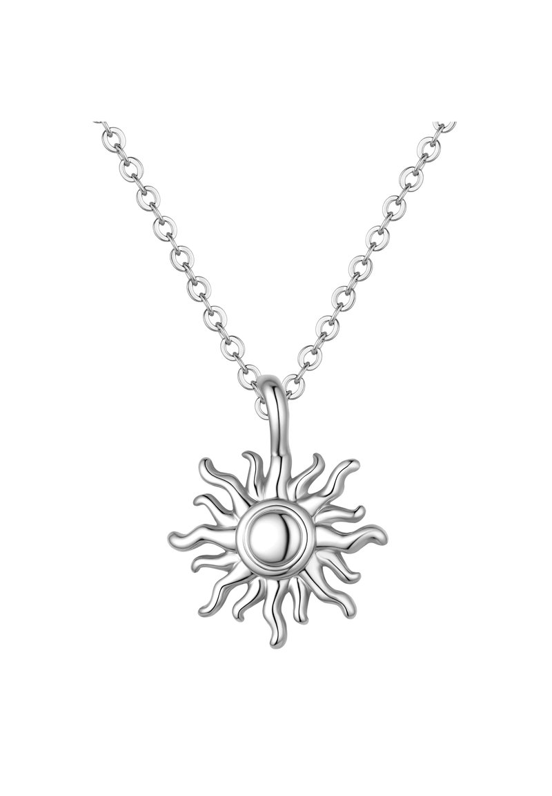 Pendentif argenté en forme de soleil avec des rayons ondulés sur une fine chaîne à maillons, sur fond blanc.