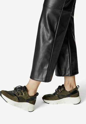 Trainers - olive comb