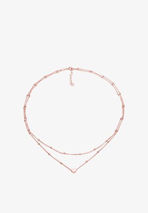 Rosaguld halskæde med flere lag af kæder, der har små dekorative perler og en hjerteformet vedhæng i midten.