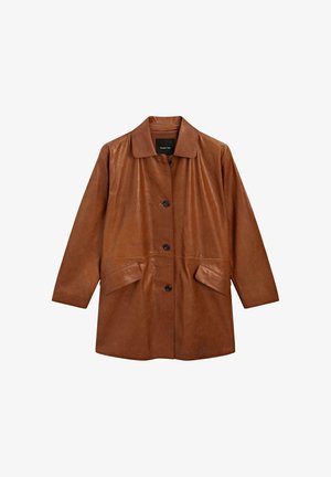 Brun læderjakke med klassisk krave, knaplukning foran og to klaplommer. Har en glat tekstur og skræddersyet pasform.