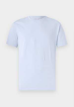 T-shirt bleu clair en coton doux, avec un col rond et des manches courtes, d'une texture lisse et sans motifs visibles.